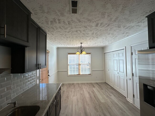 Foto del edificio - Well-Maintained 4 Bed 2.5 Bath with Fenced Backyard