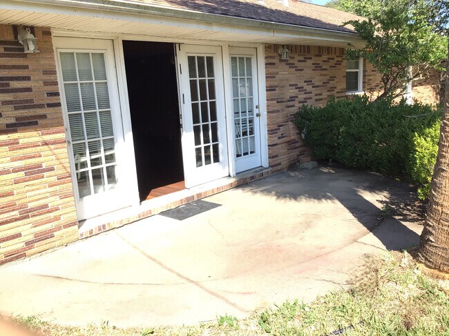 Foto del edificio - 6609 Golf Crest Dr