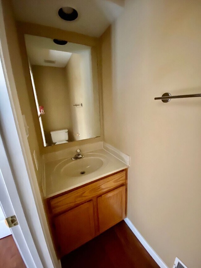 Building Photo - MONTCLAIR TOWNHOUSE - REVERSE COMMUTE TO Q...