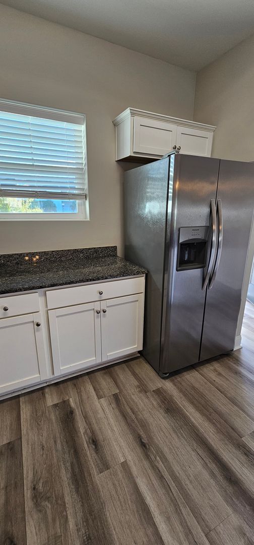Building Photo - Discover Your Ideal Home in This Charming ...