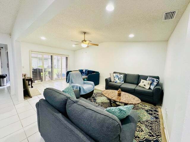 Foto del edificio - 5077 Forsythia St