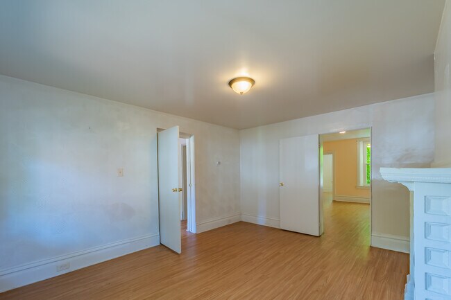 Building Photo - 609 N Saint Clair St