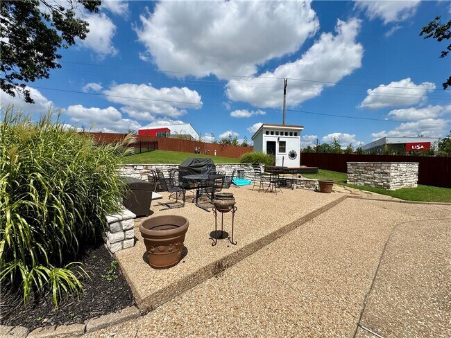 Building Photo - 624 S Horsebarn Rd