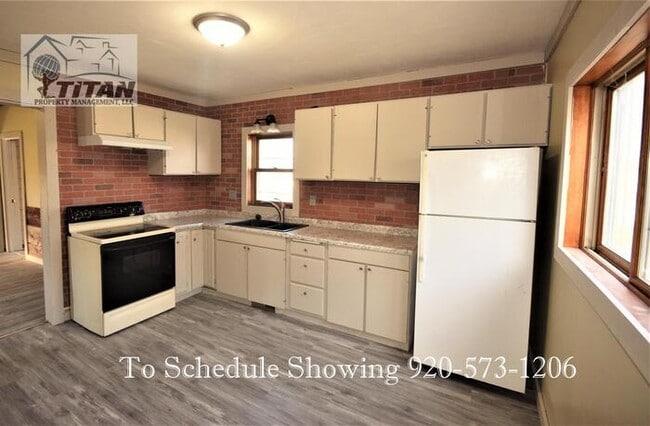 Building Photo - 2 Bedroom New London Town House