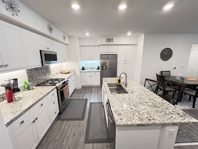 Foto del edificio - Upscale Living 2 Bed 2 Bath Condo in Anahe...
