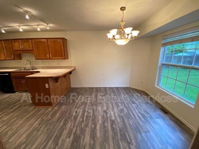 Building Photo - 3916 S El Amber Ave