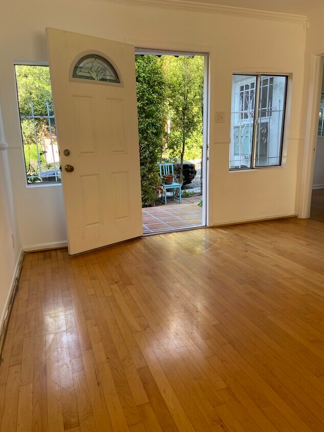 Welcome Home! Main Room incl. Ceiling Fan with Lights with View to Front Patio. - 2107 Vine St
