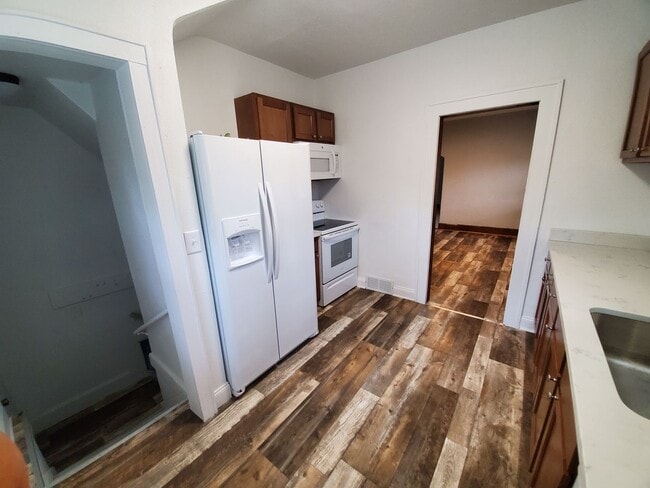 Building Photo - Large 3 Bedroom Home near Iowa State Fairgrounds!