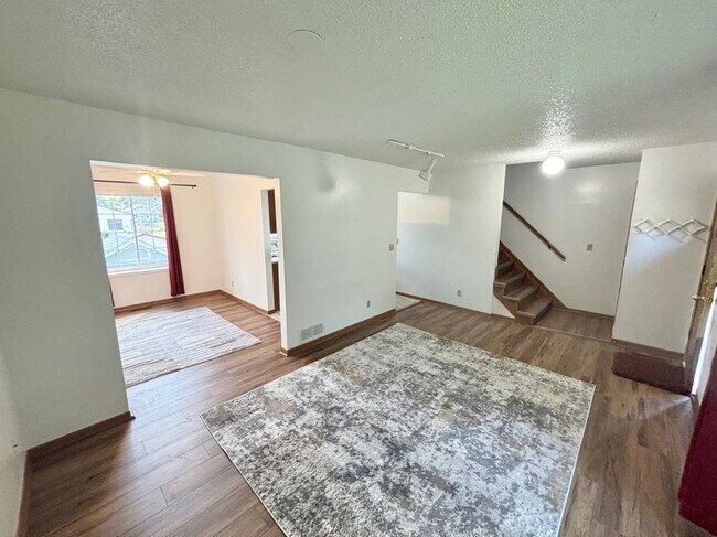Foto del edificio - 1582 Reaney Ave