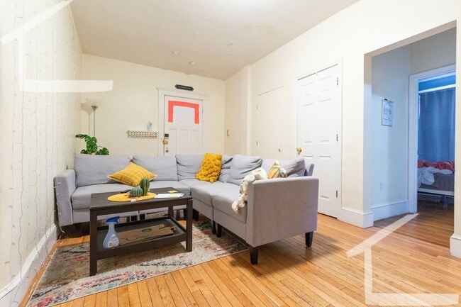 Building Photo - Gorgeous Brookline 4-bed 1-bath unit with heat and hot water included in the rent price!