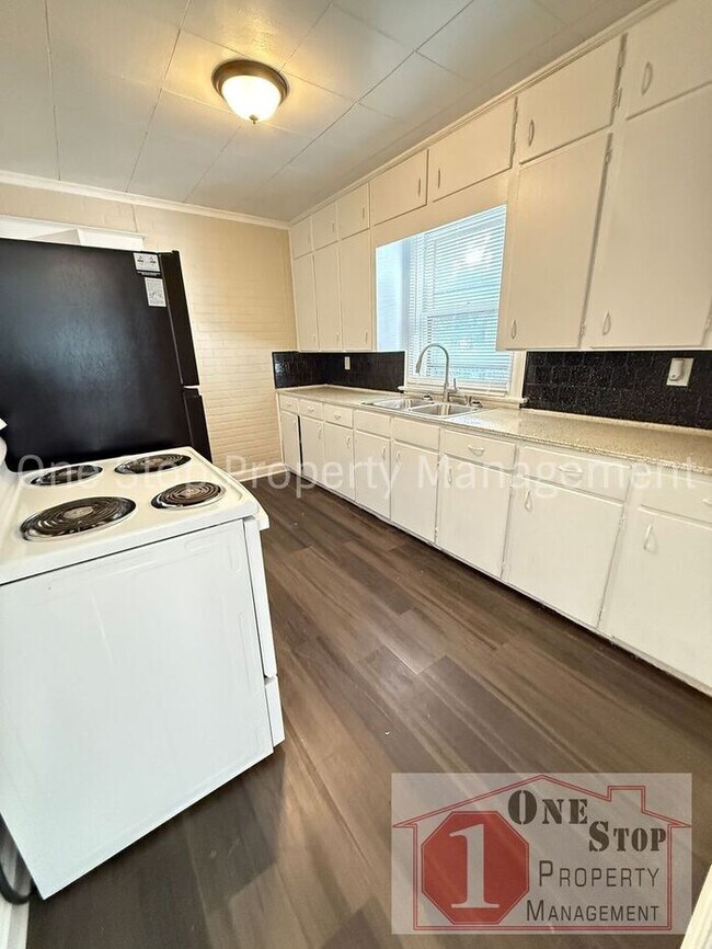 Foto del edificio - Spacious 4-Bedroom Home with Backyard & Ba...