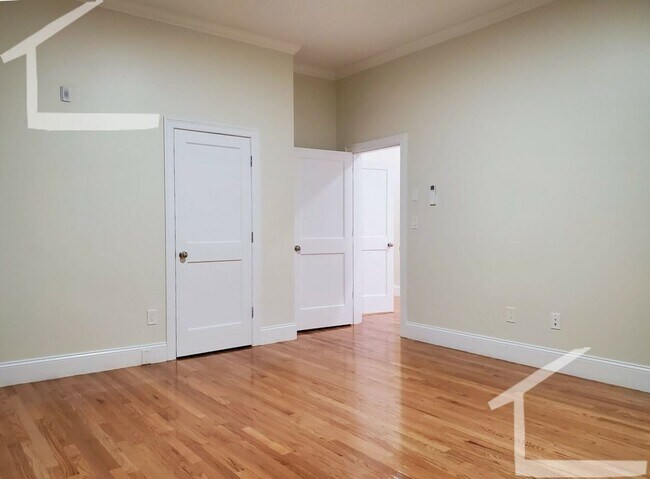 Building Photo - Spacious, Renovated Unit Right In The Hear...