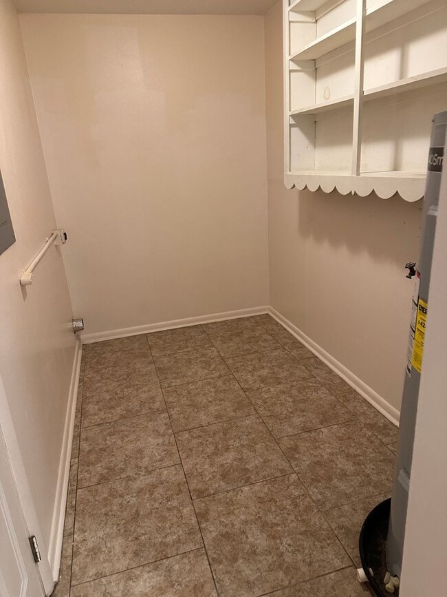 Building Photo - 3 Bedroom/ 1 1/2 Bath House - GREAT LOCATION