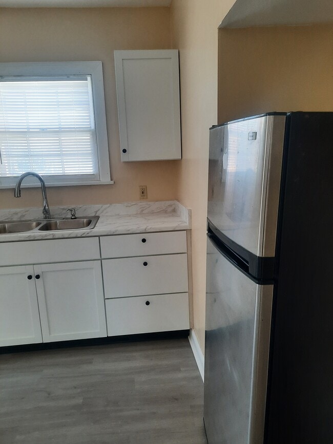 Building Photo - 226 E 5th Ave