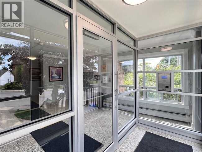 Photo du bâtiment - 283 Fairway Rd N