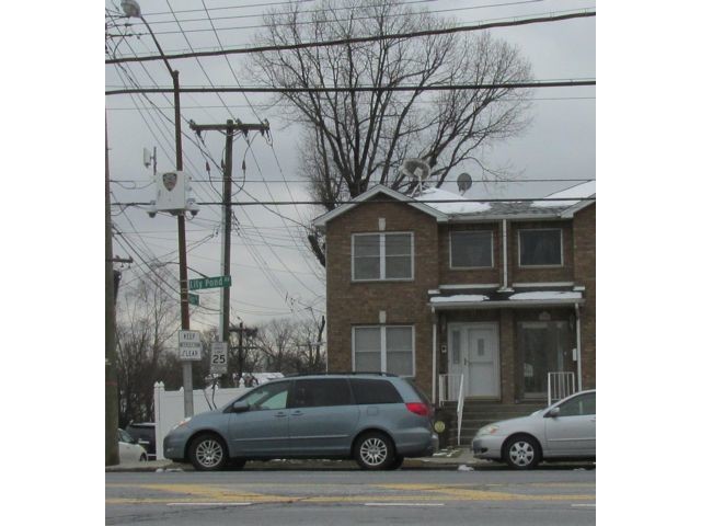 Primary Photo - 122 Lily Pond Ave