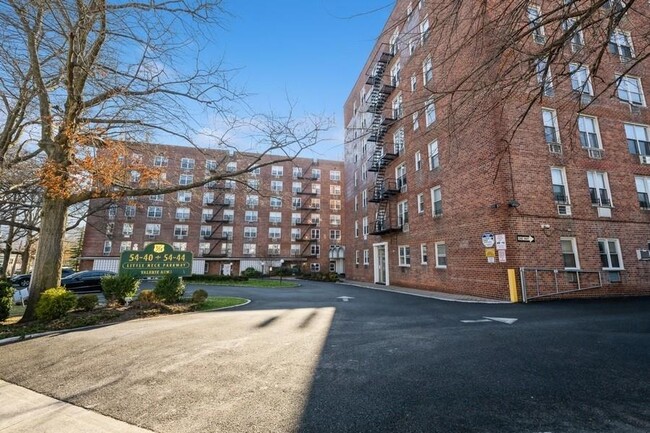 Foto del edificio - 5440 Little Neck Pkwy