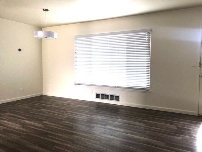 Building Photo - HALLOWEEN SPECIAL - 2 WEEKS FREE RENT!!Tur...