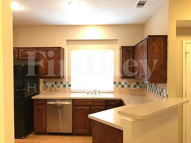 Building Photo - 2132 Montclair Ln