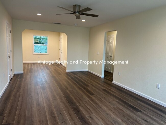 Foto del edificio - Just Like New Cozy 2 Bedroom Home That Is Ready to Go!!!