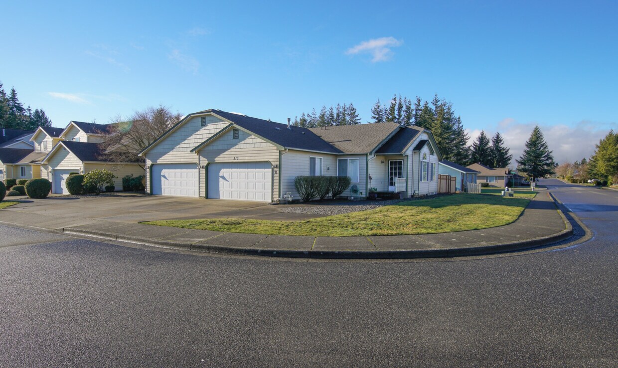 213 Vine Way Unit B, Lynden, WA 98264 Condo for Rent in Lynden, WA