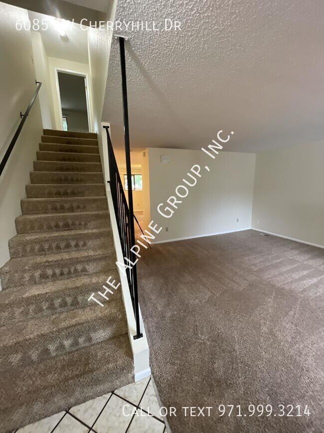 Building Photo - Two bedroom townhome duplex, spacious livi...