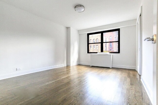 Building Photo - 142 E 16th St