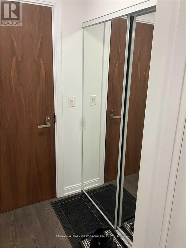 Photo du bâtiment - 275 Village Green Square