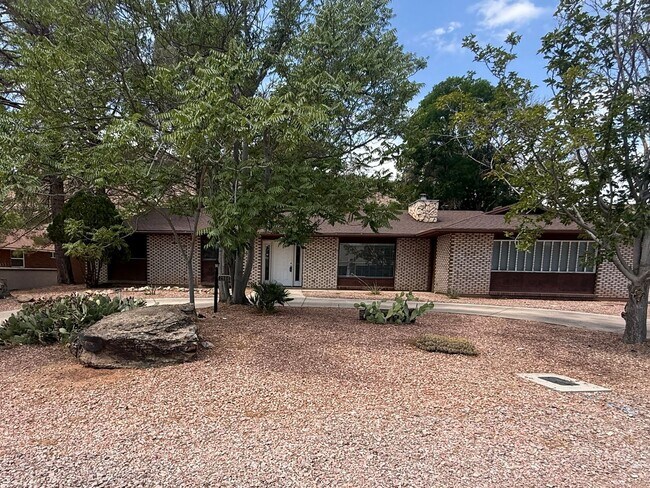 Foto del edificio - Remodeled Three Bedroom Home in Desirable Bloomington