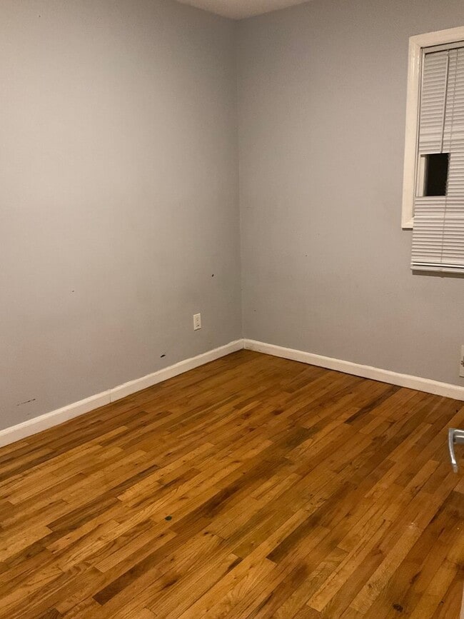 Foto del edificio - 132 Hallock Rd