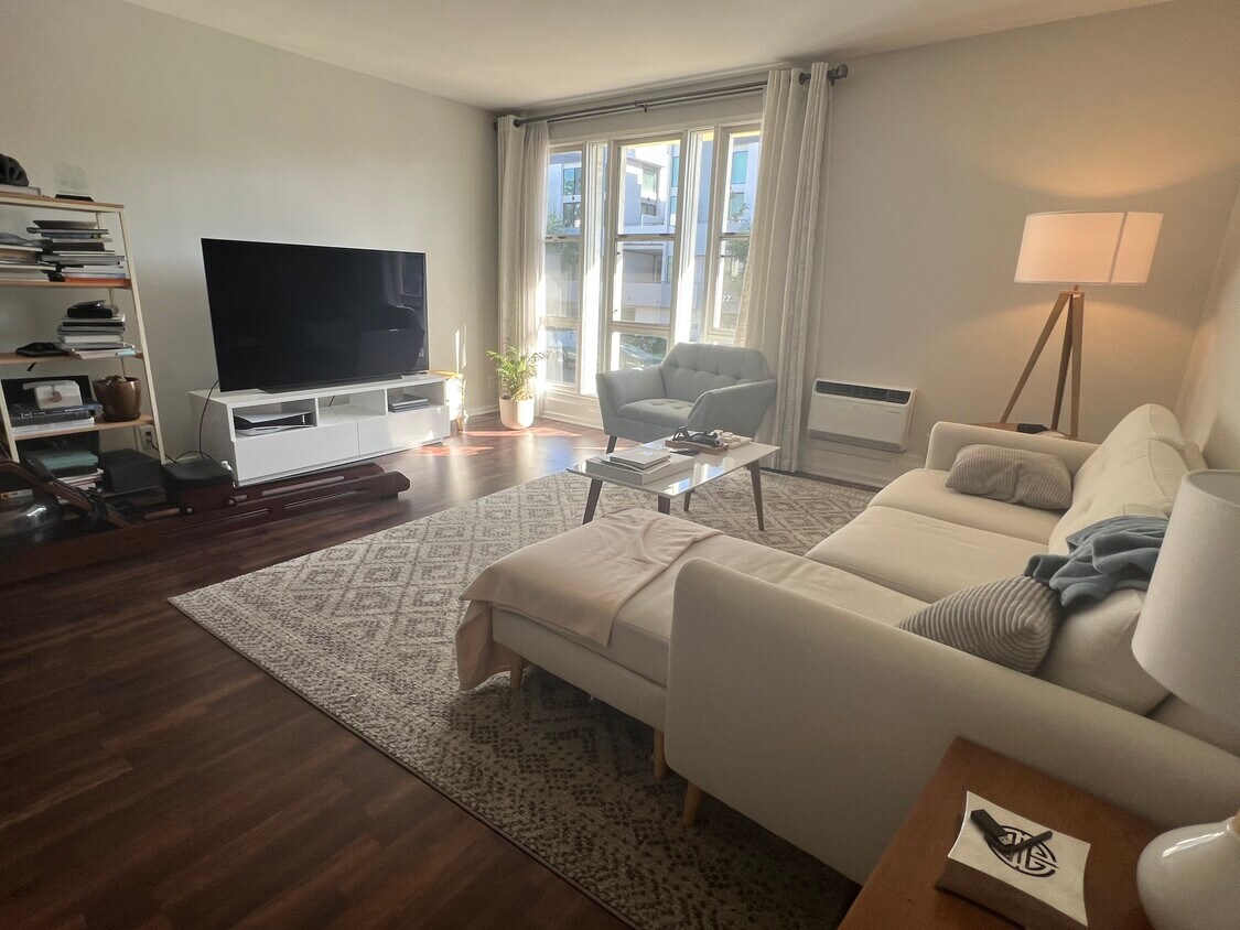Sala de estar de dos dormitorios - 1730 Glendon Ave