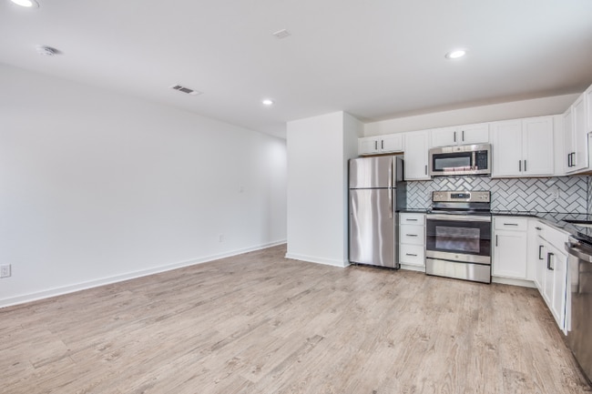 Building Photo - 410 Lansing St