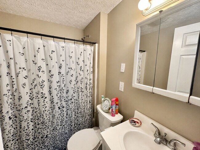 Building Photo - 715 Golfview Dr