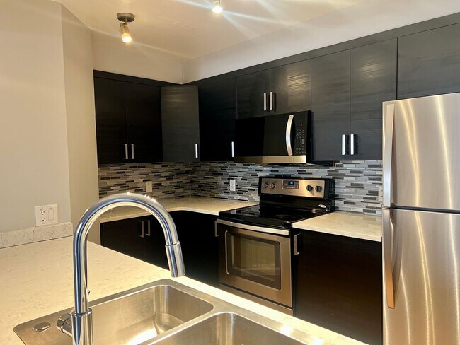 Foto del edificio - 2 Bedroom 2 Bathroom Aurora Condo!