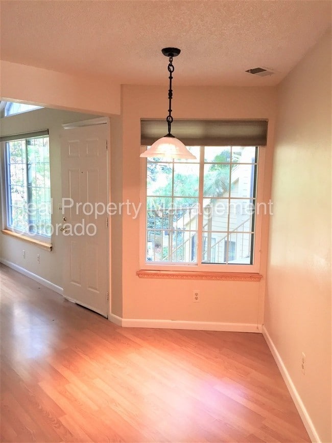 Building Photo - Gorgeous Condo in Cedar Point!