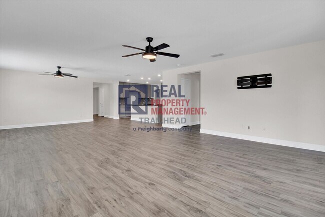 Foto del edificio - Beautiful 4 Bedroom/2 Bath Open Concept Home