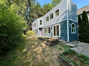 Building Photo - 11015 SW 41st Ave