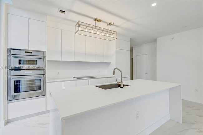 Foto del edificio - 700 NE 24th St