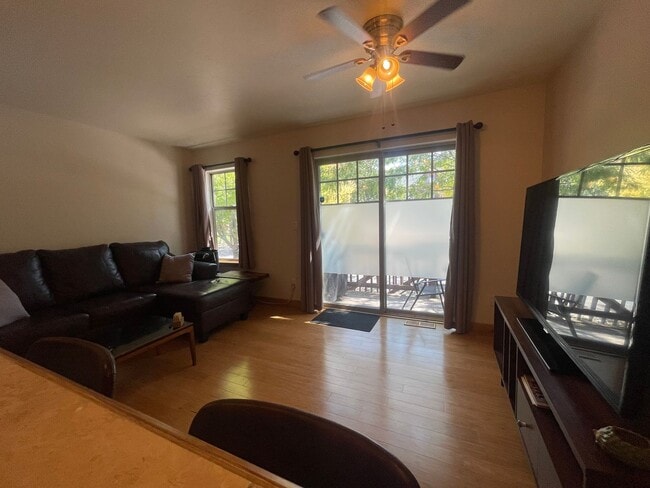 Building Photo - Convenient Location!  1 Bedroom Townhome w...