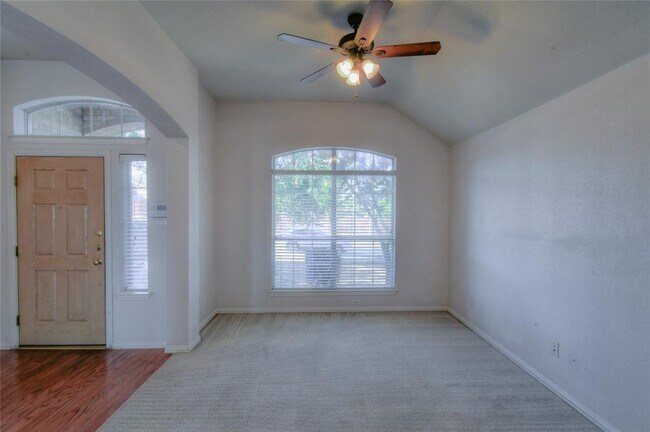 Foto del edificio - 4704 Stockwood Dr