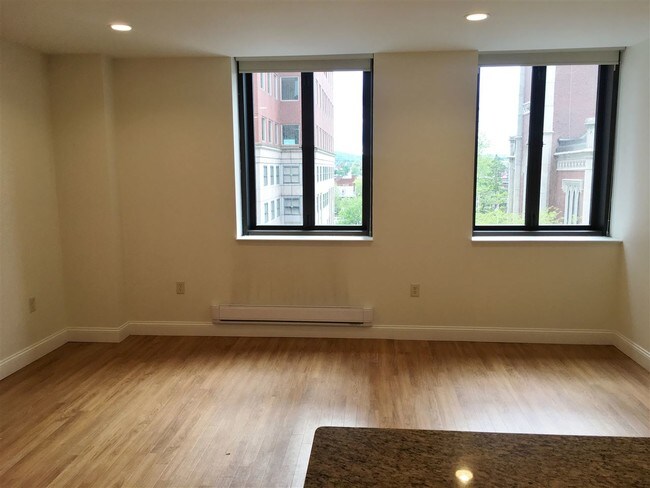 Building Photo - 875 Elm St