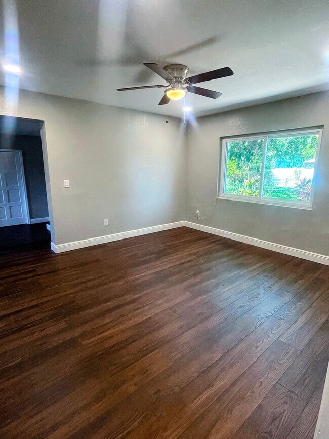 Foto del edificio - Stylish 3-Bedroom Bungalow Near Downtown Tampa - AVAILABLE ON JULY 5TH