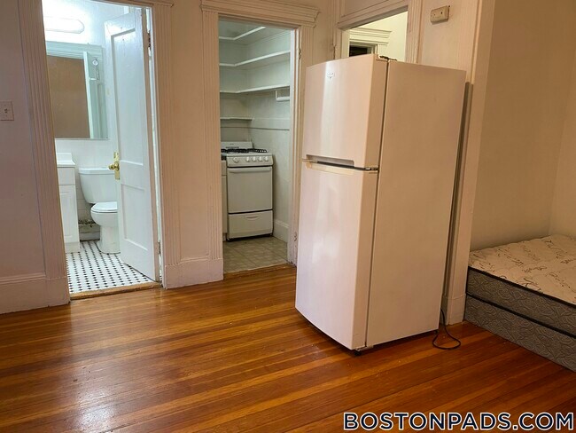 Building Photo - 64 Hemenway St