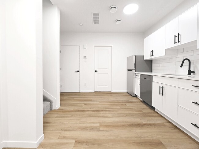 Photo du bâtiment - 10617-10122 122 Ave NW