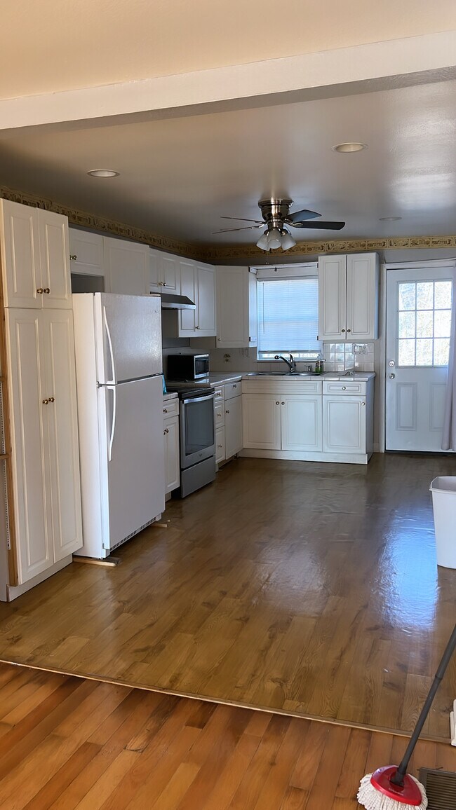 Building Photo - 502 Vena Stuart Dr