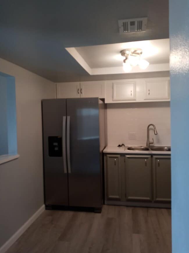 Building Photo - Upgraded Condo