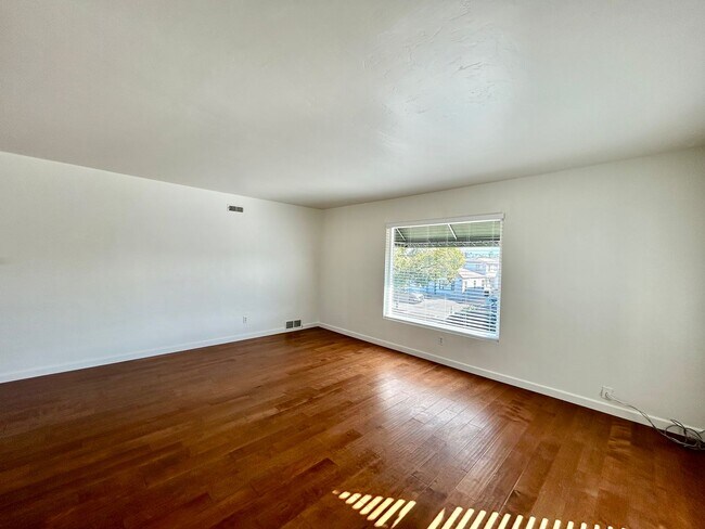 Foto del edificio - 2 Bed, 1 Bath in Central SD. Water/Trash/Parking Included