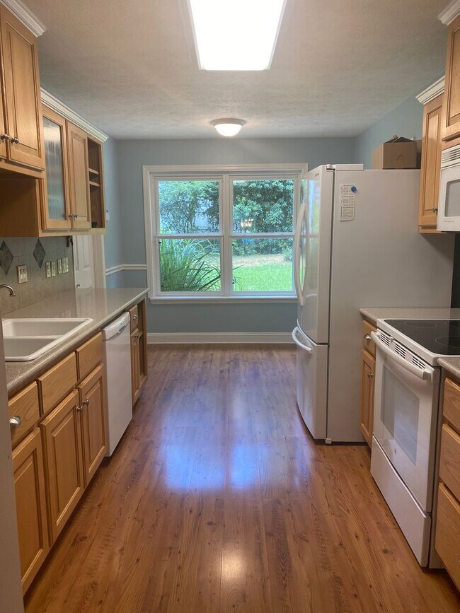 Building Photo - Beautiful 4 Bedroom Brick Home in the Hear...