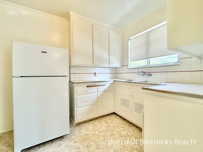 Building Photo - 120 Flores St