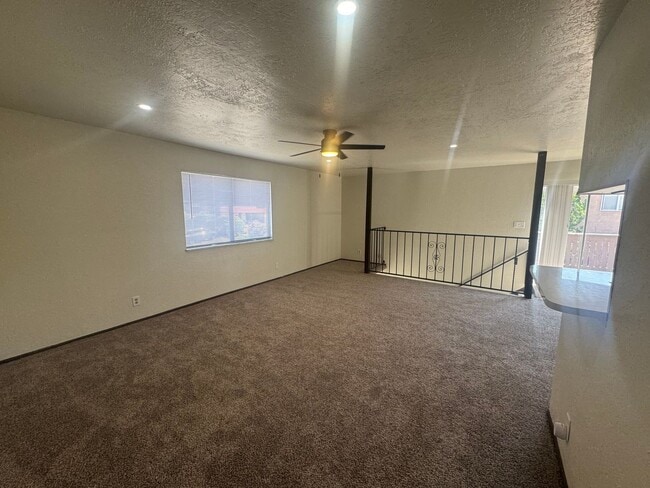 Building Photo - 2 Bed | 1 Bath | Approx. 1,035 Sq Ft